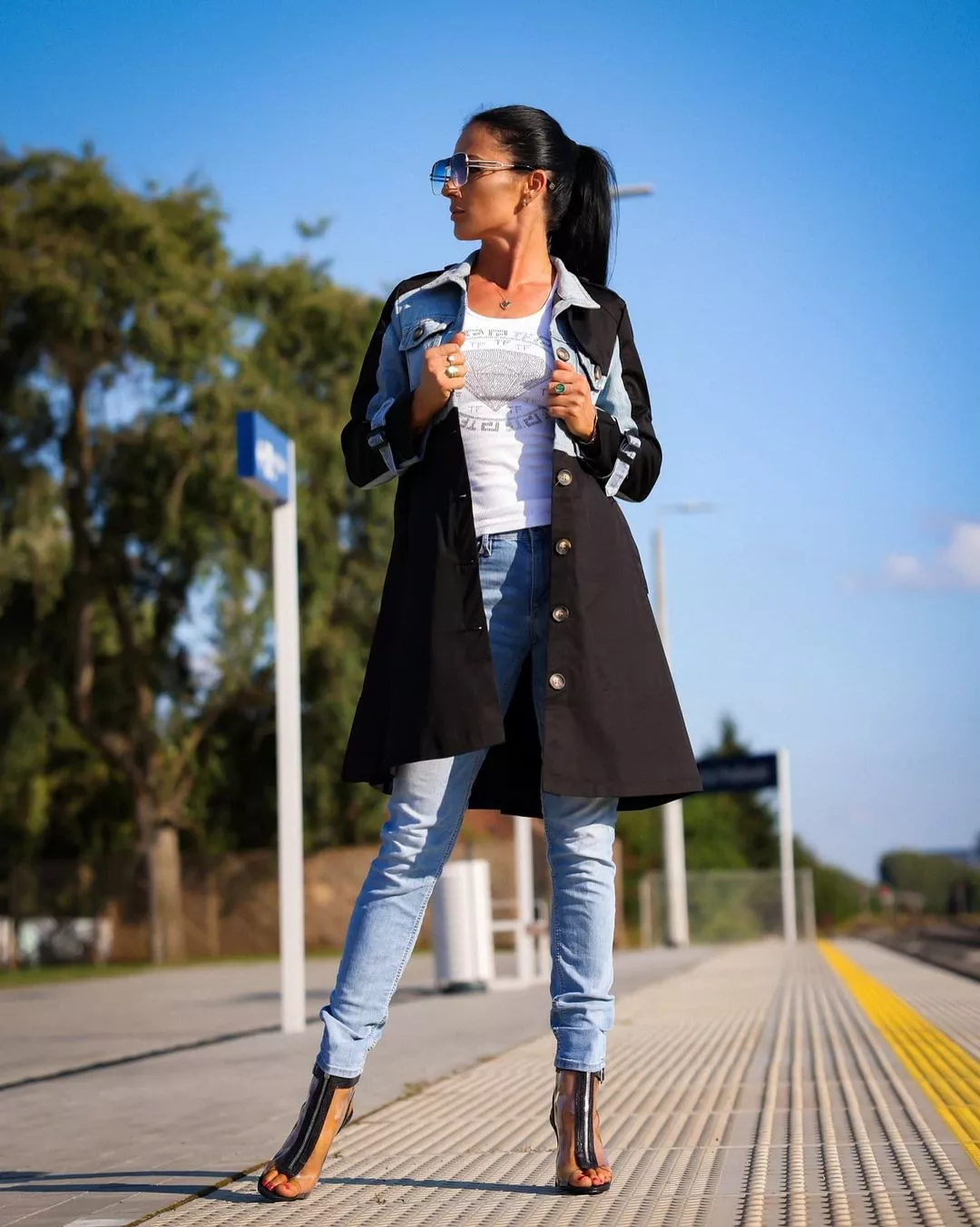 Niezwykle piękna artystka wygląda jak milion dolarów! Śliczna wokalistka disco polo zachwyca elegancką stylizacją! 